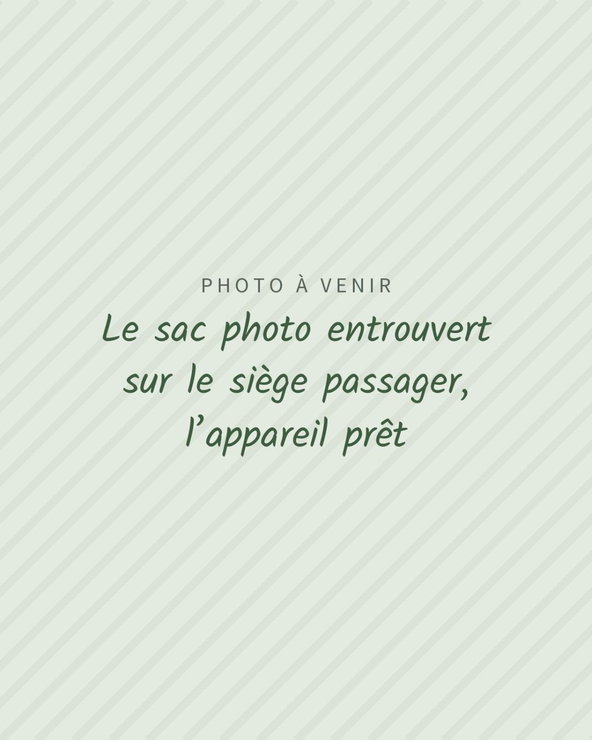 Photo à venir : Le sac photo entrouvert sur le siège passager, l’appareil prêt